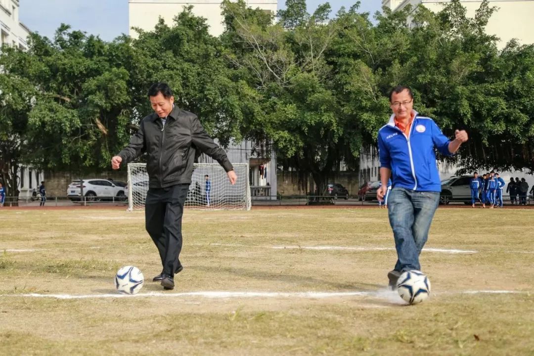 万宁第三小学打足球比赛,万宁中小学生体育比赛