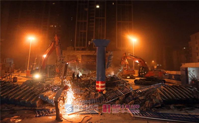 再见了！今天，飞鹅路汽车南站人行天桥被拆，这些旧照还记得吗？