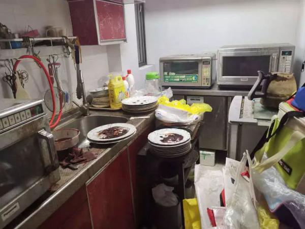 整个加工厨房全是血渍和污渍！胎盘直接烘干制成胶囊出售，隔着屏幕看吐了