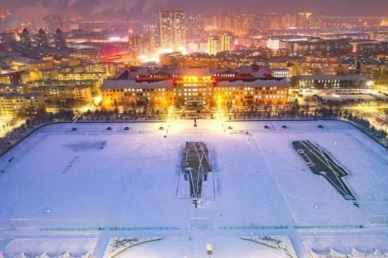 哈尔滨一高校操场惊现双航母,朋友圈刷屏清华大学