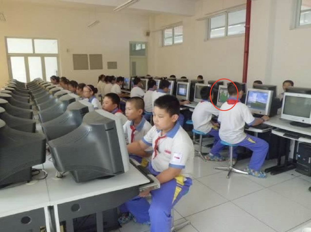 上电脑课不穿鞋套，也就失去了对互联网最基本的敬畏