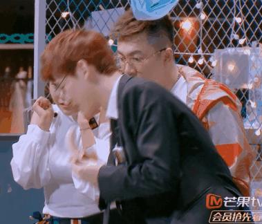 赵丽颖王一博录节目蓝色吊带上衣,赵丽颖王一博快本对视说话