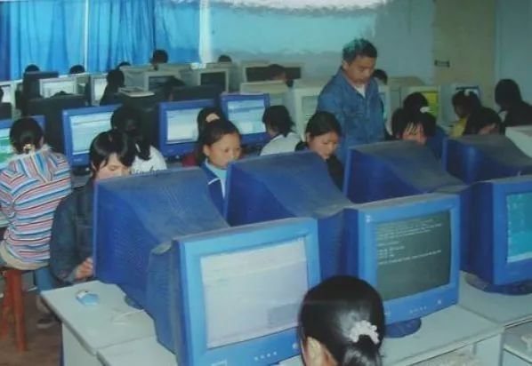 上电脑课不穿鞋套，也就失去了对互联网最基本的敬畏