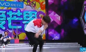 赵丽颖王一博录节目蓝色吊带上衣,赵丽颖王一博快本对视说话