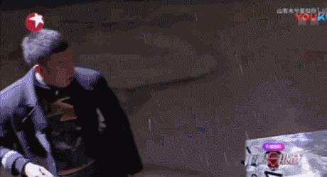 赵丽颖王一博录节目蓝色吊带上衣,赵丽颖王一博快本对视说话