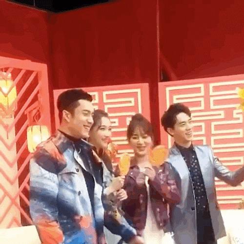 赵丽颖王一博录节目蓝色吊带上衣,赵丽颖王一博快本对视说话