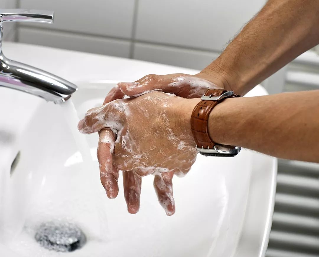 鼻子周围全是粉刺黑头,鼻子周围黑头反反复复毛孔大