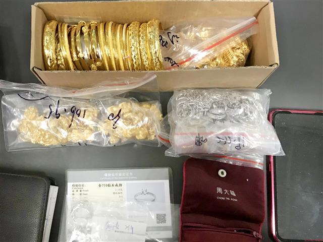 地铁发现一个黑色袋子,地铁上发现好看的双肩包