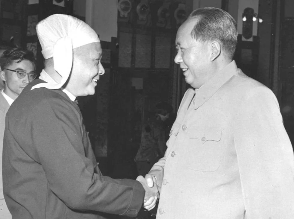 习*平近**同缅甸领导人驻足观看的这组照片太有故事