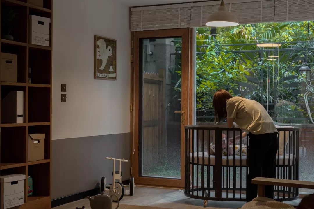 她家院子比房子还大，足足有80m²，在城里也能过得像李子柒