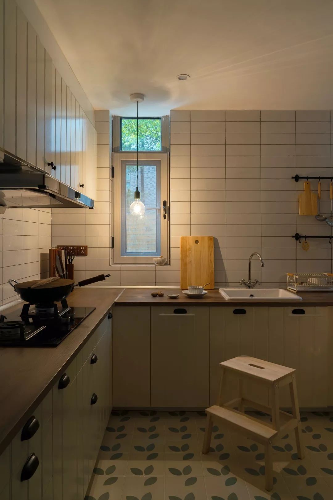 她家院子比房子还大，足足有80m²，在城里也能过得像李子柒