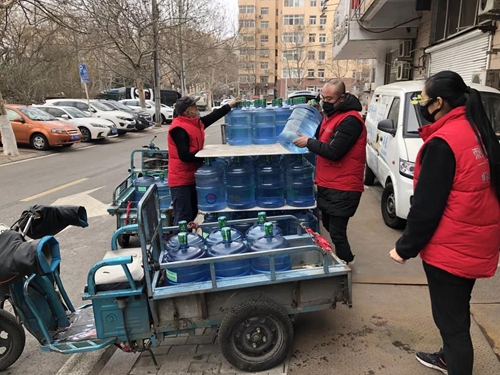 小企业大民生崂矿刺猬网履行国企承诺全力保障岛城市民桶装用水安全