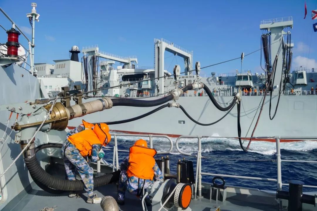 万里海疆战鼓擂，新春佳节练兵忙