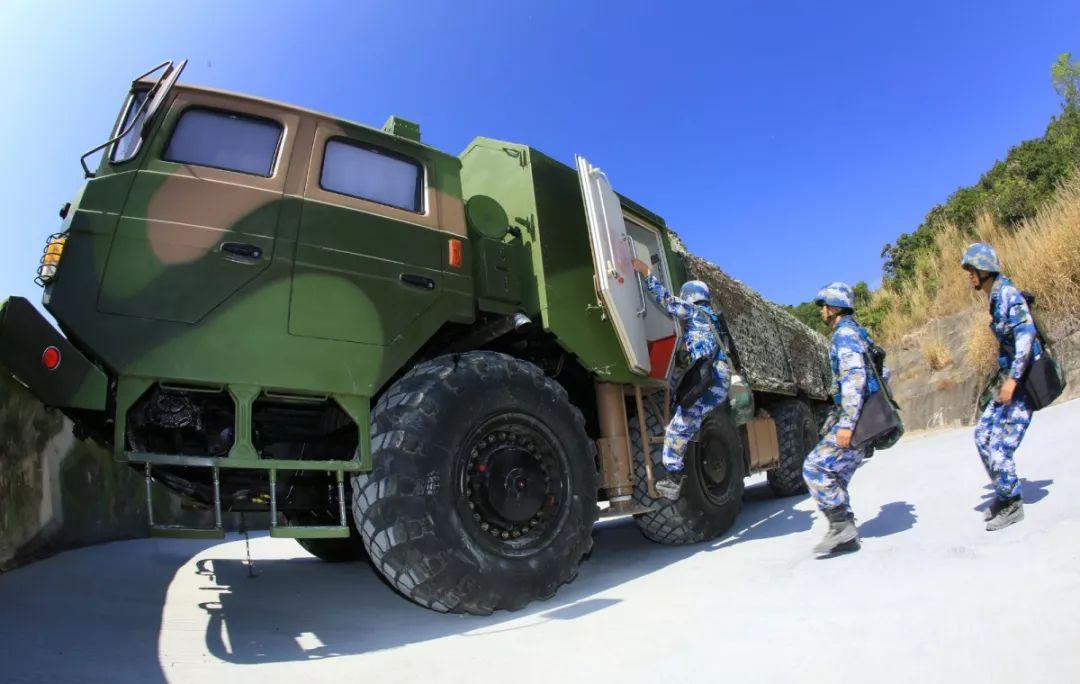 万里海疆战鼓擂，新春佳节练兵忙