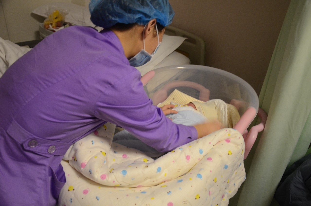 二胎临产助产,助产士在家给孕妇生二胎