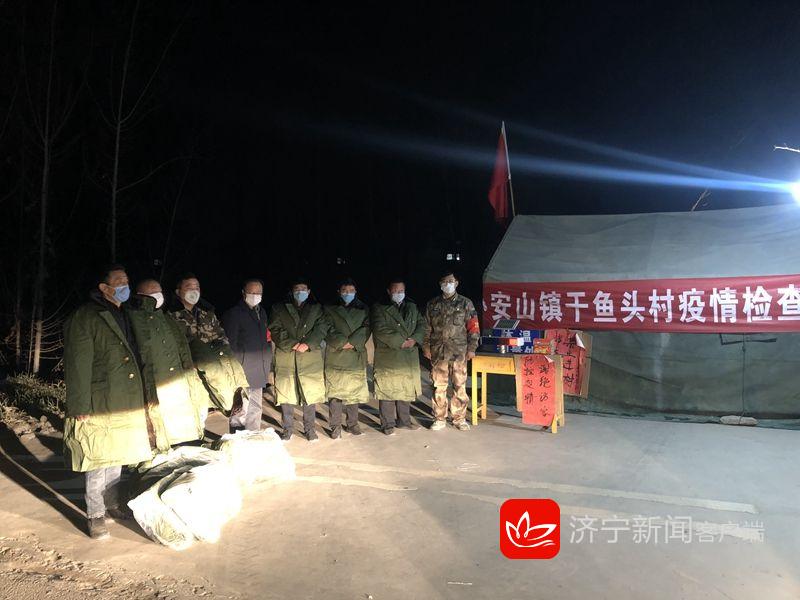 战疫我们在一起｜一件棉大衣，温暖了“守门员”的心