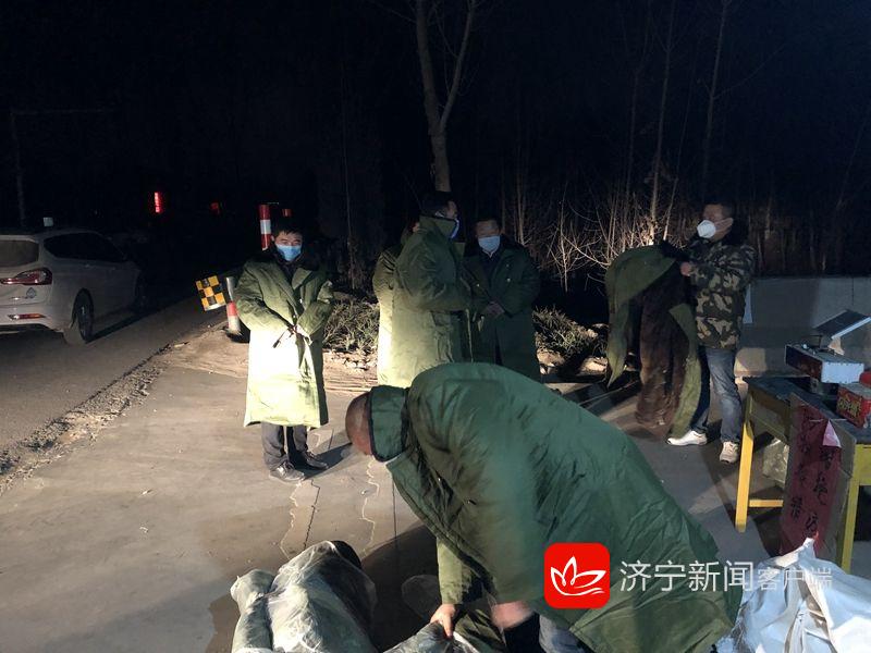 战疫我们在一起｜一件棉大衣，温暖了“守门员”的心