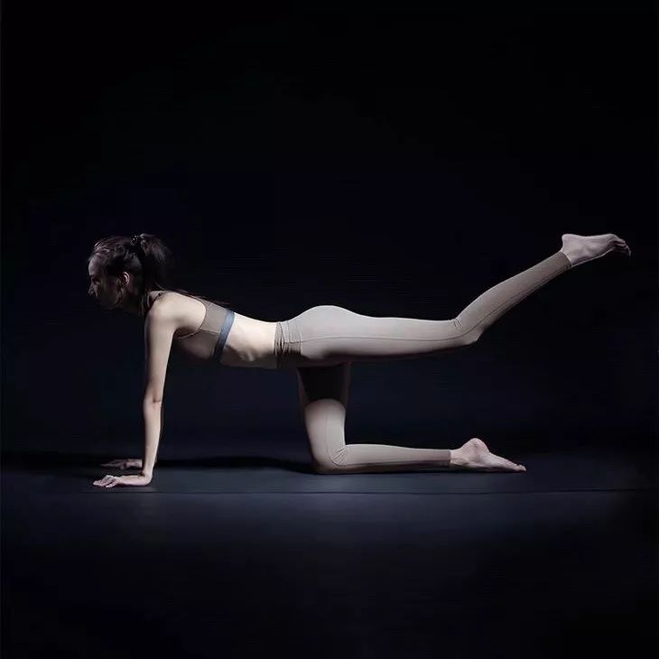 在家“瘫”不如“宅”出健康，这些简单动作，跟我一起做起来