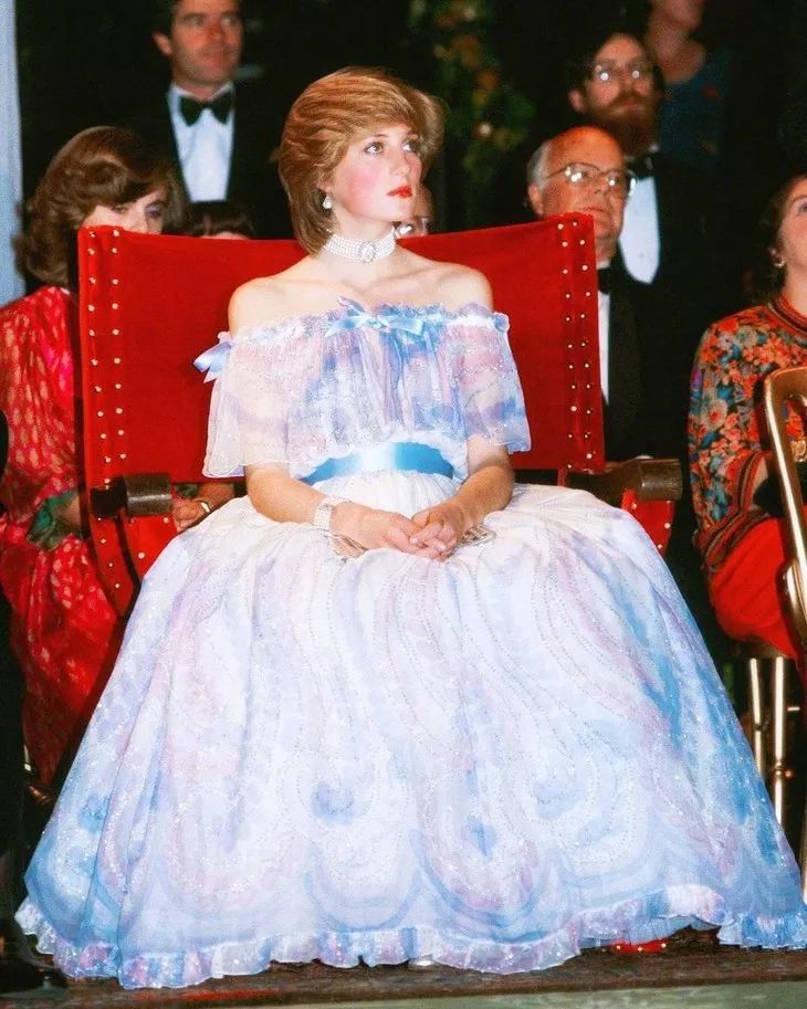 肩胛骨平平的怎么美起来,开肩美背改善翼状肩胛