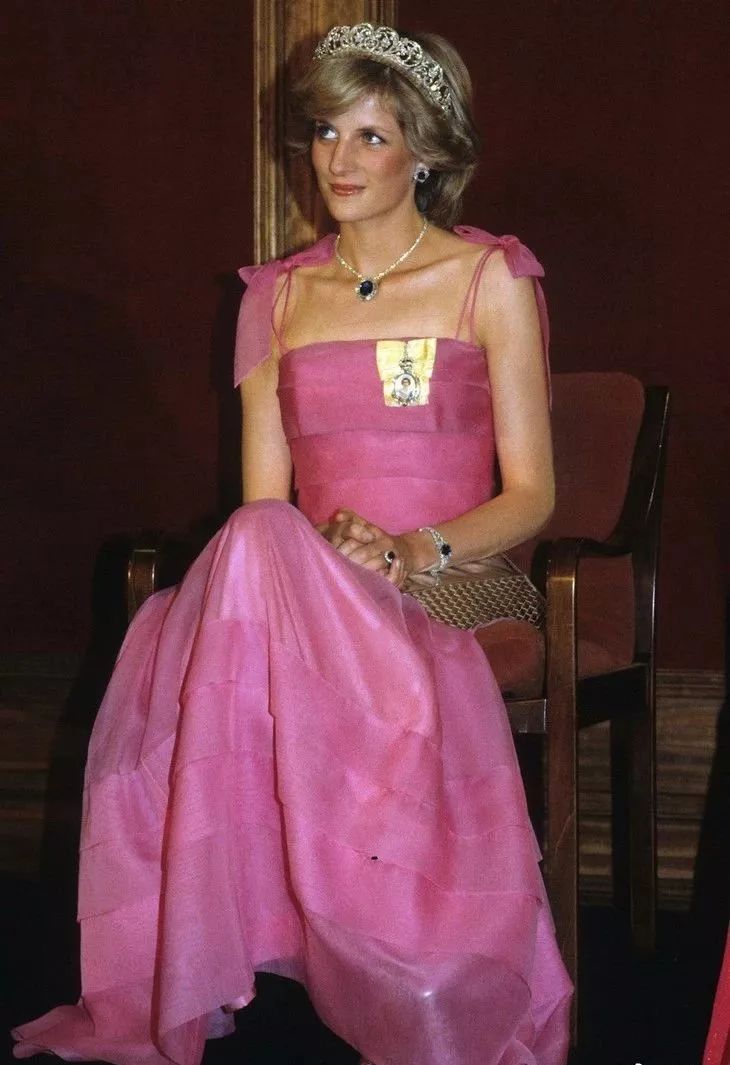 肩胛骨平平的怎么美起来,开肩美背改善翼状肩胛