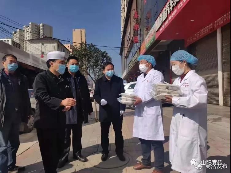 民警变身边境村庄老人专属理发师,民警变身边境理发师