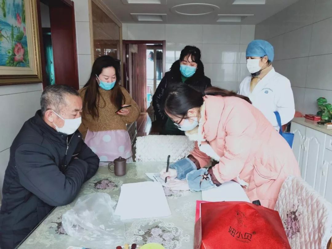 申港街道横塘村返澄人员排查服务隔“疫”不隔心