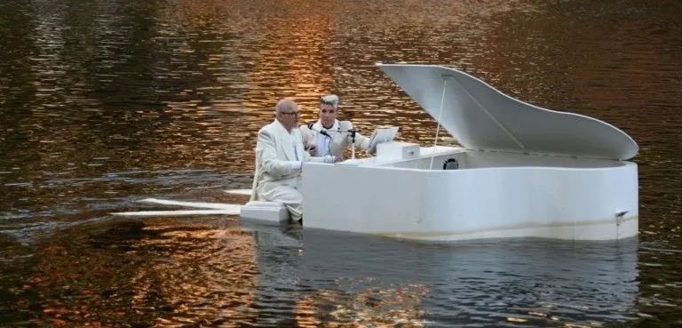 这个尸堆满地的舞台是否满足你对“血腥混乱美学”的全部想象？