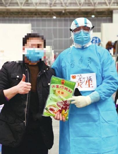 周广福：变身行走的家人群“二维码”添加患者，缓解恐惧和焦虑