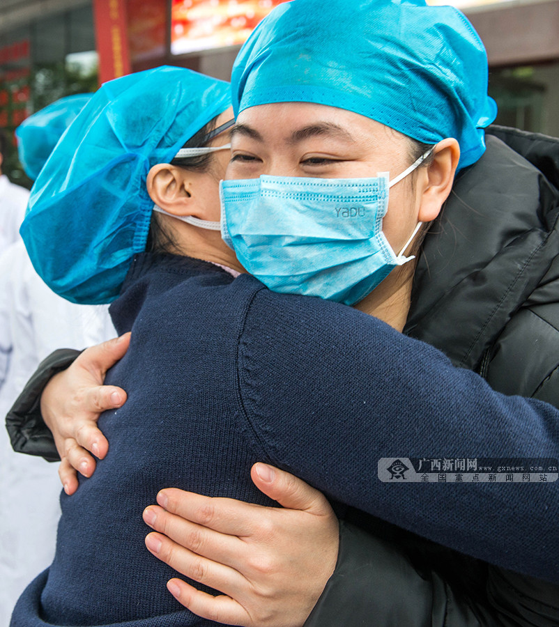 3月8日焦点图：@中小学生发新课本了，收到了吗？