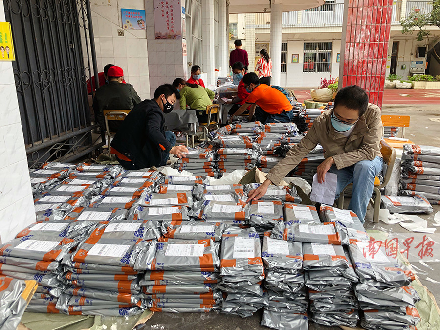 3月8日焦点图：@中小学生发新课本了，收到了吗？