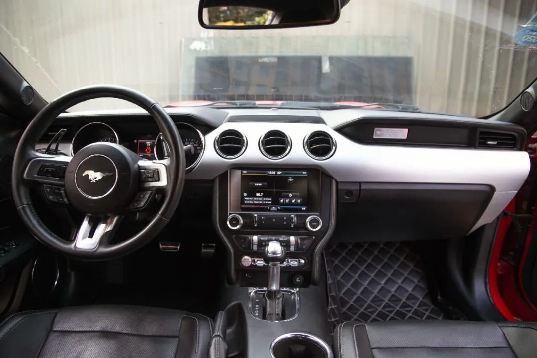 放弃奔驰C购置福特野马，为了平民跑车梦，换来“油耗大、内饰糙，偶尔还能跑婚庆”的结局？