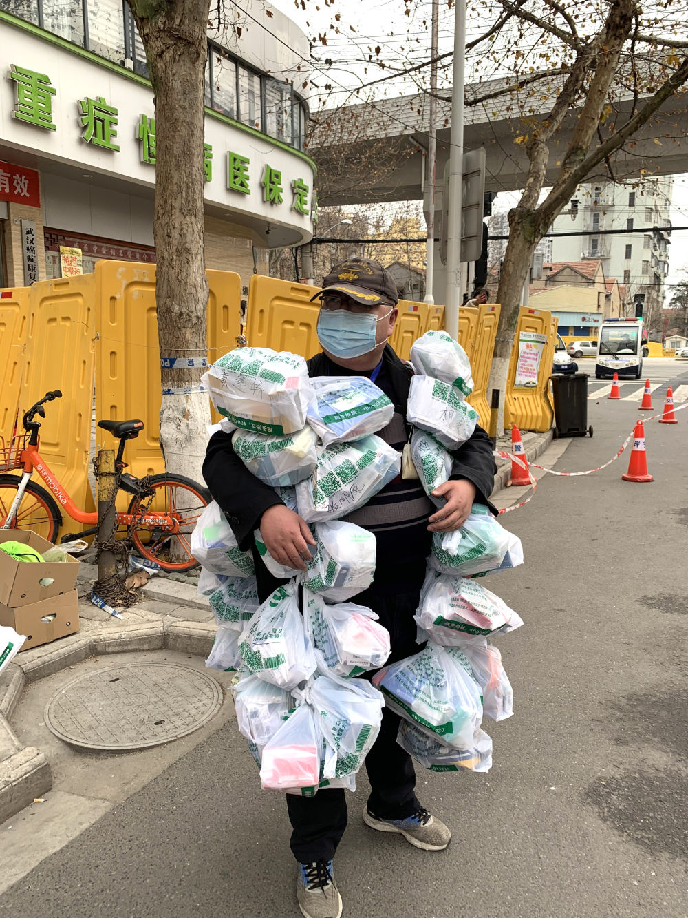 风雨无阻疫情防控不松懈,坚持不懈坚决打赢疫情防控阻击战