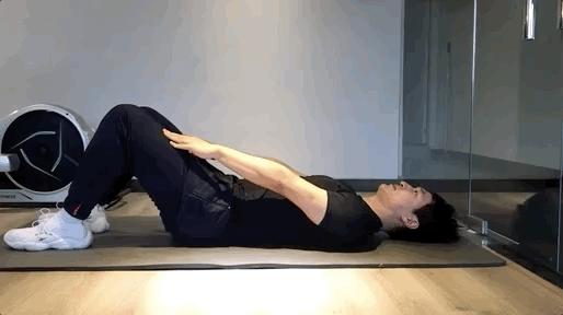 在家健身错误动作,在家健身注意安全搞笑