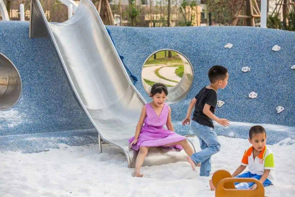 孩童的游乐场是我们回不去的童年,童年中的游乐园