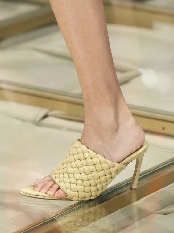 我花十分之一价格在ZARA买到BV相似款，真的好穿吗？