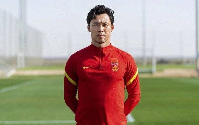 最新国足定妆照出炉，蒿俊闵领衔的鲁能三将帅气上镜