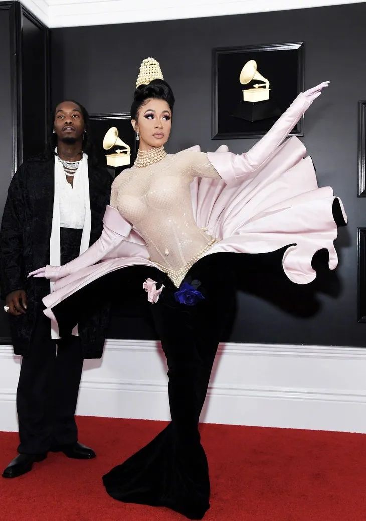 时髦办|隆胸、丰臀、口出狂言……但全网都在粉她