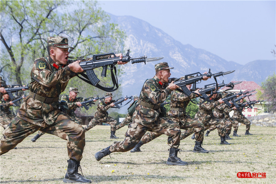 热血沸腾！*警武**刺杀训练杀声震天