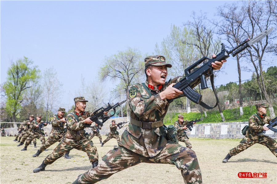 热血沸腾！*警武**刺杀训练杀声震天