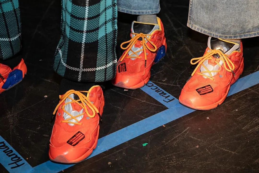 （书接上回）喜欢军事对吧！我介绍你去「军事交易所」