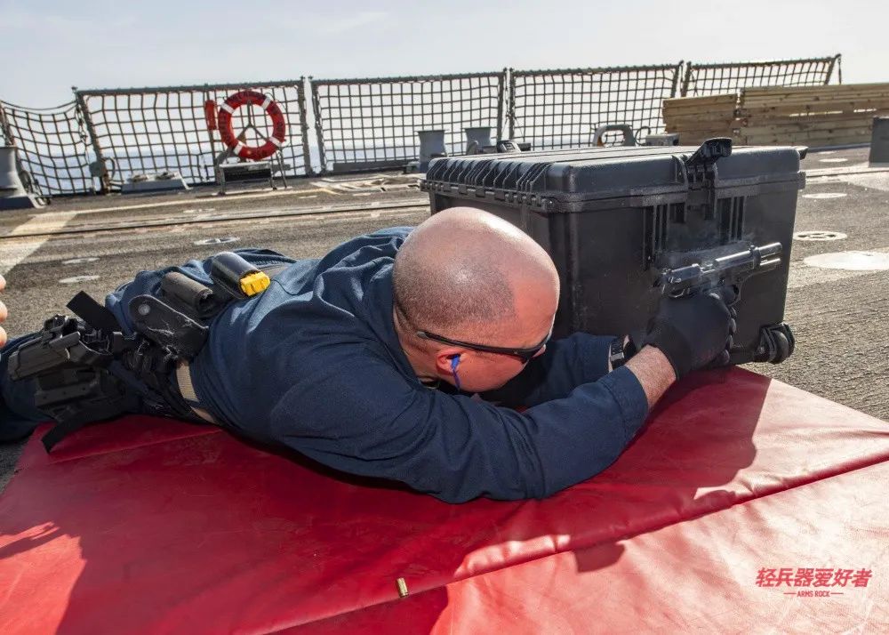 57式重机枪射击视频,14.5毫米重机枪抵肩射击