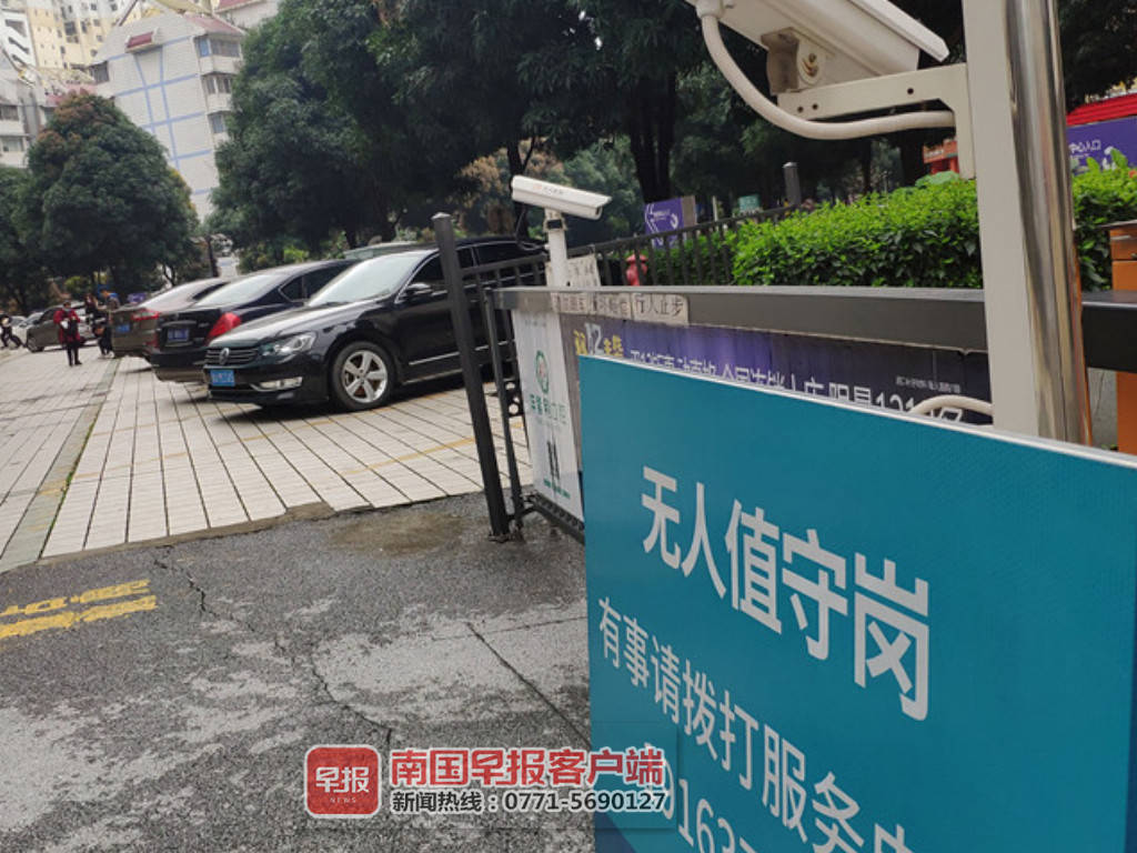 小区门口无人值守岗亭,南宁一小区保安