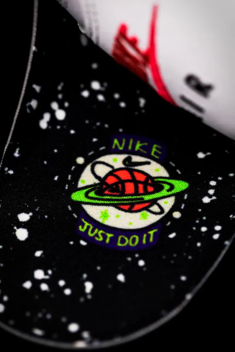 耐克新款亮眼,耐克夜光涂鸦测评