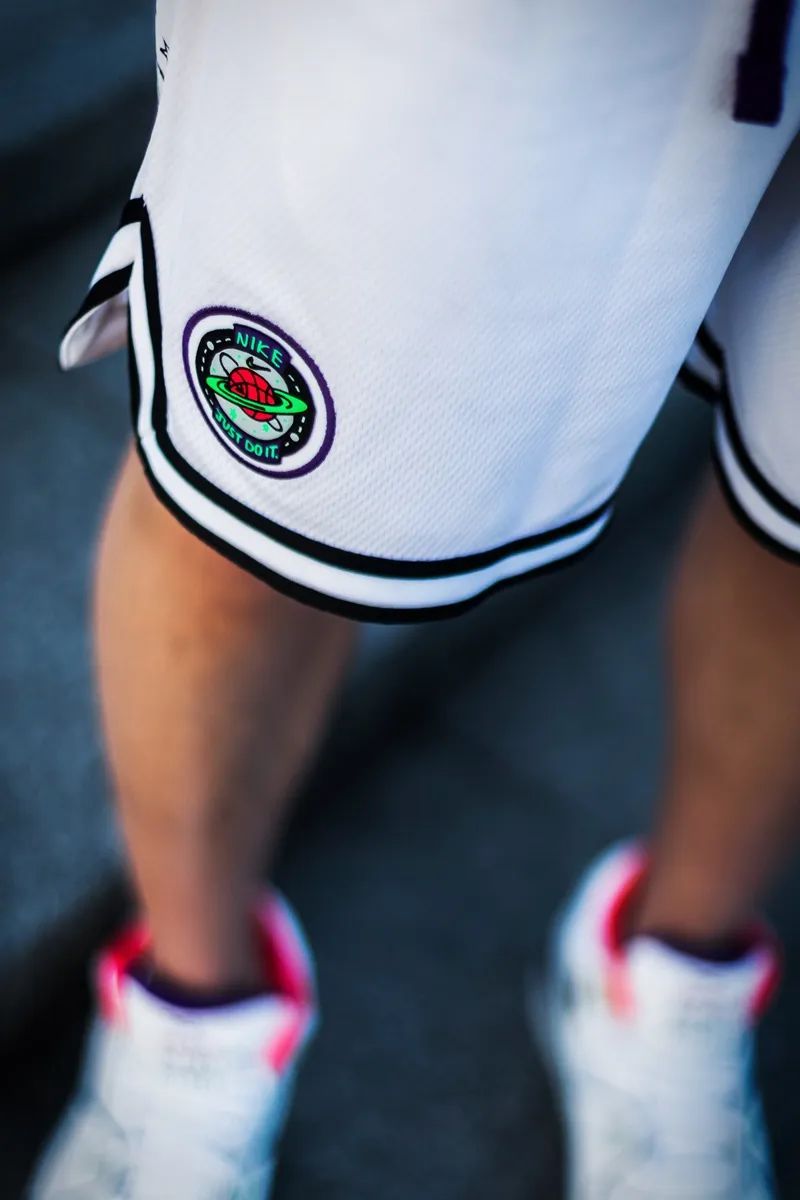 耐克新款亮眼,耐克夜光涂鸦测评