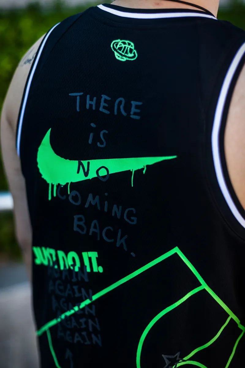 耐克新款亮眼,耐克夜光涂鸦测评