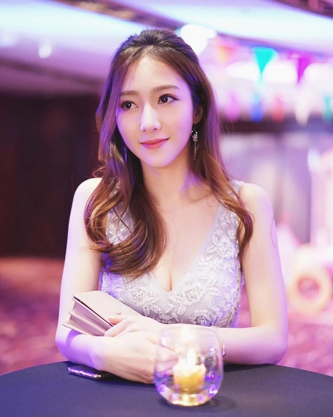 何依婷处女剧弹起，164唔够90斤！同届雷庄儿宜家做紧咩呢？