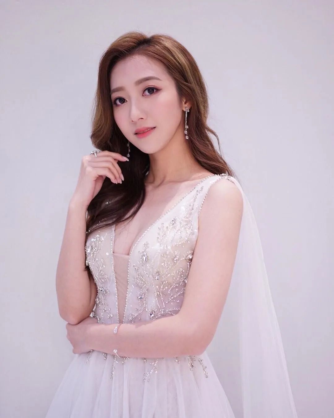 何依婷处女剧弹起，164唔够90斤！同届雷庄儿宜家做紧咩呢？