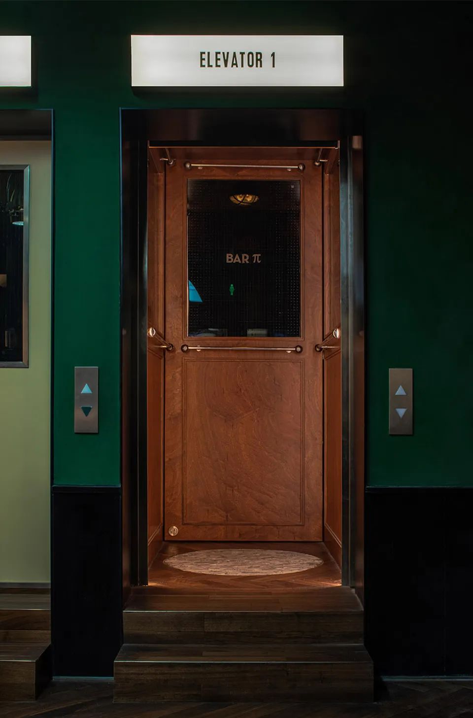 新作|结合欧式车厢和美式办公室风格-成都“π酒吧”/iZDesignStudio