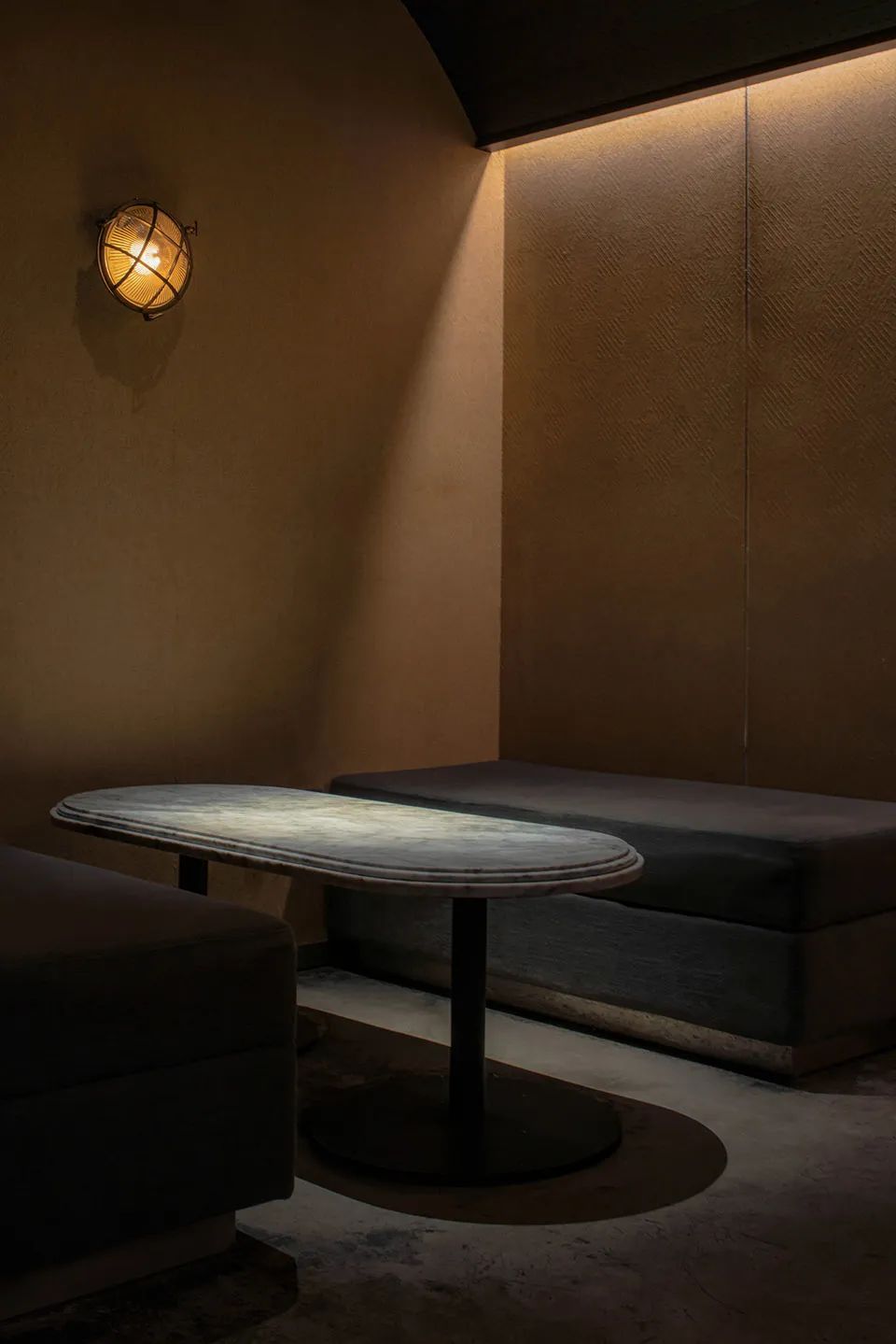 新作|结合欧式车厢和美式办公室风格-成都“π酒吧”/iZDesignStudio