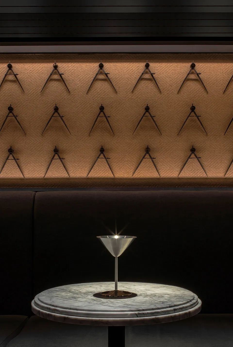 新作|结合欧式车厢和美式办公室风格-成都“π酒吧”/iZDesignStudio